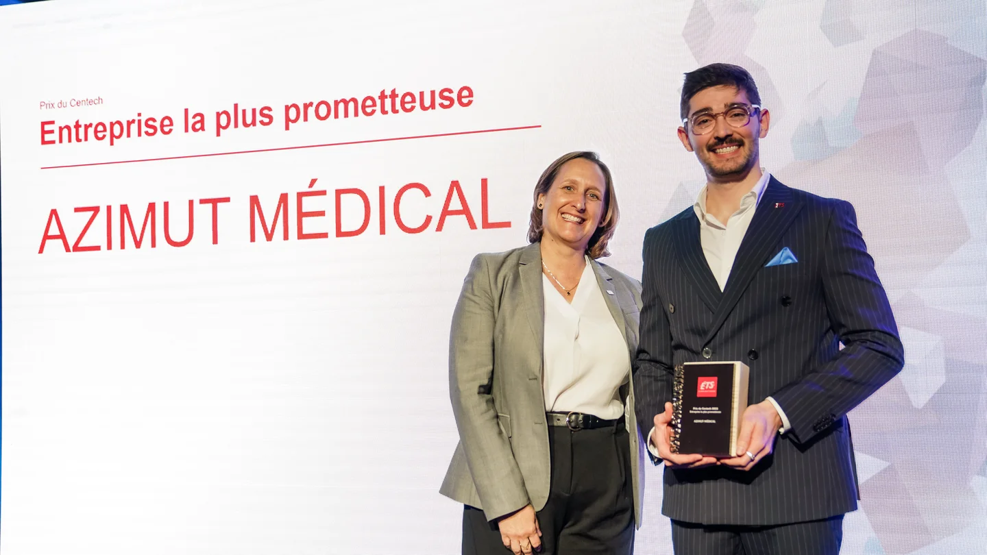 Maxime Bolduc holds the Centech Award on stage, in front of a screen that reads "Entreprise la plus prometteuse: Azimut Médical".